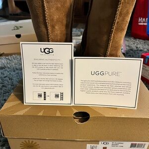 NIB: Women’s UGG Brown Classic Short Boots.Size 9